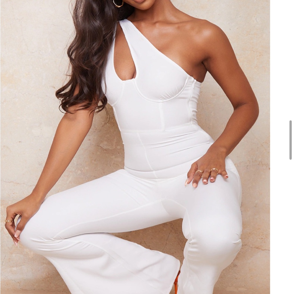 Chic White One-Shoulder Jumpsuit